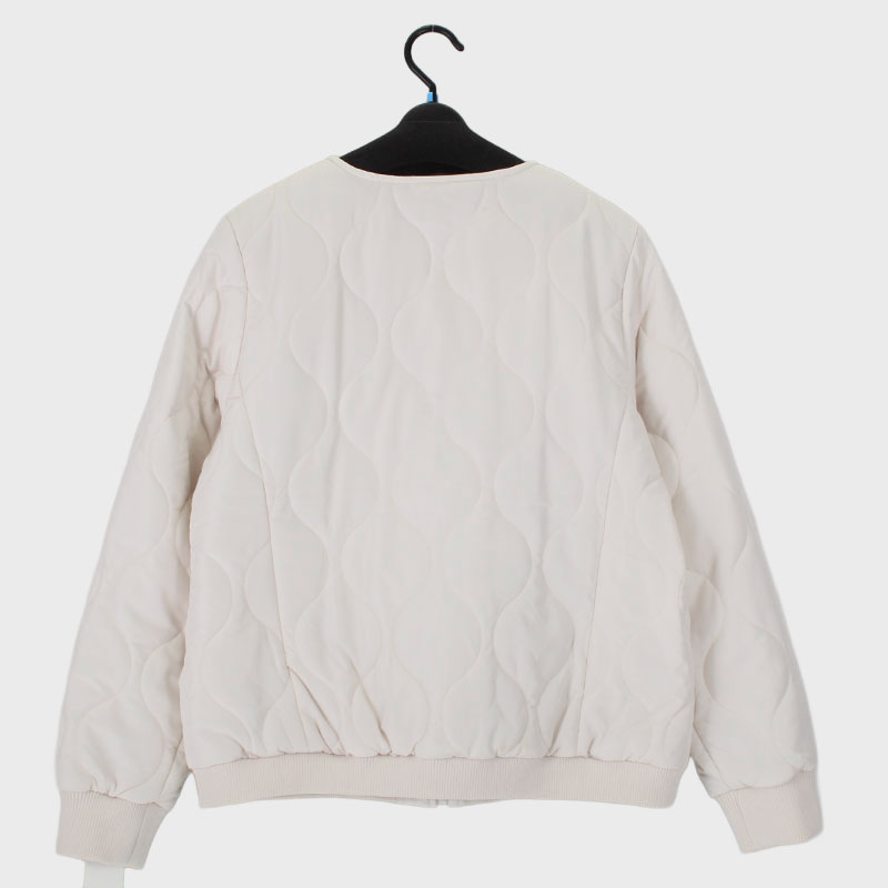 婦人大寸中綿ショートリブ使いノーカラージャケット