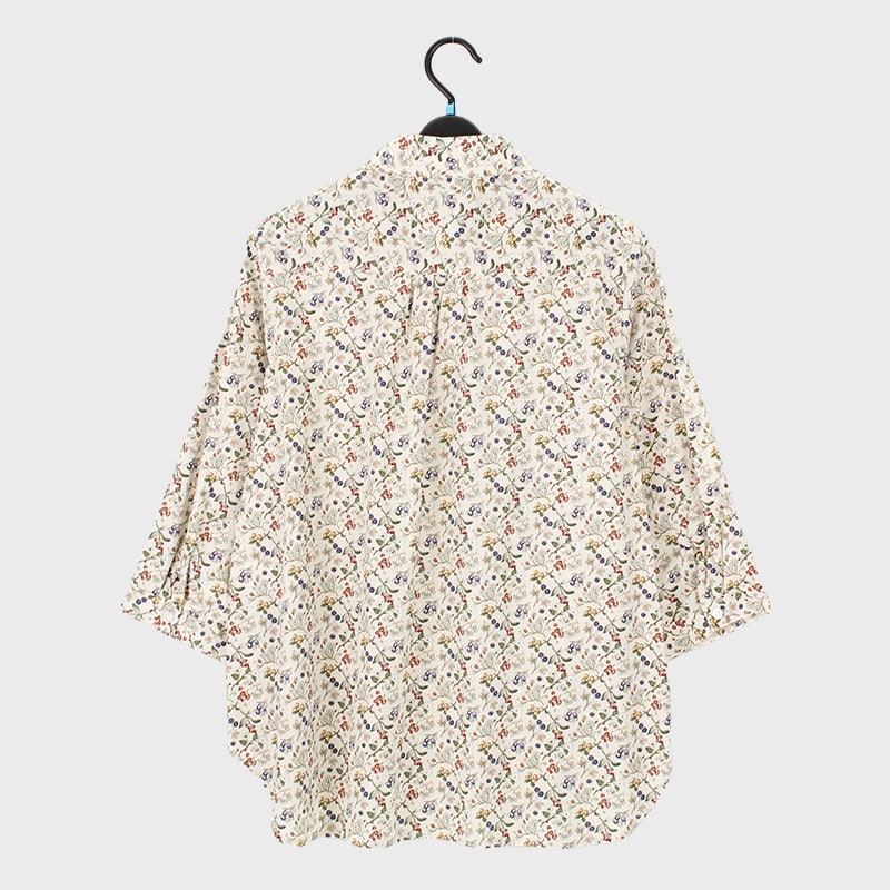 婦人木の実柄プリントブラウス