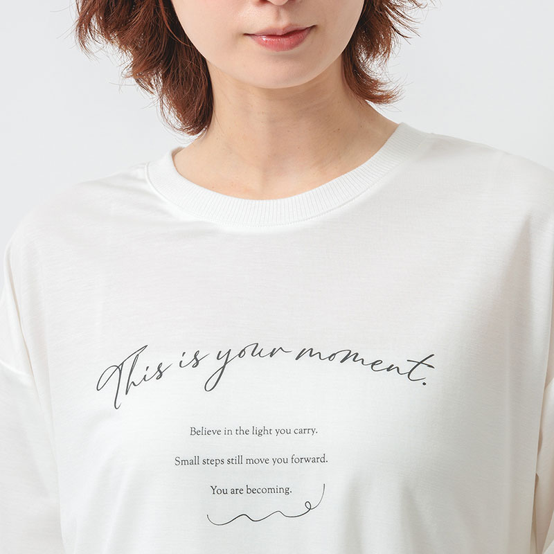 婦人『m.m.o』冷感スムースクルーネックサイドスリットプリントTシャツ