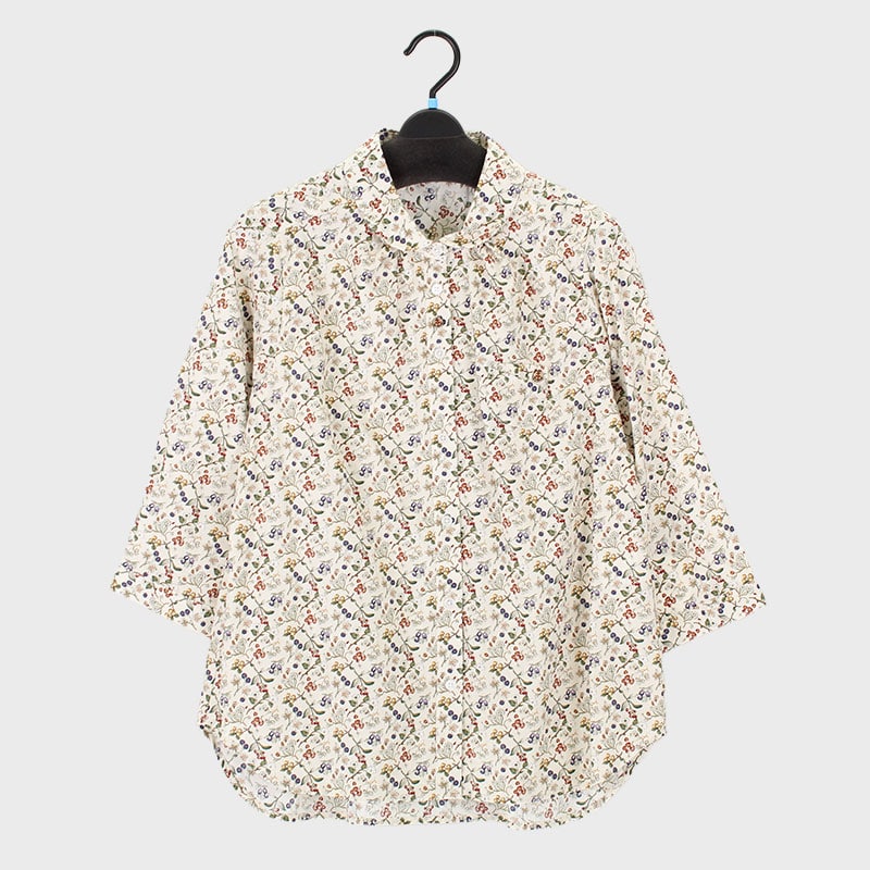 婦人木の実柄プリントブラウス